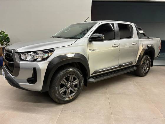TOYOTA HILUX 2.8 D-4D TURBO DIESEL CD SR 4X4 AUTOMÁTICO